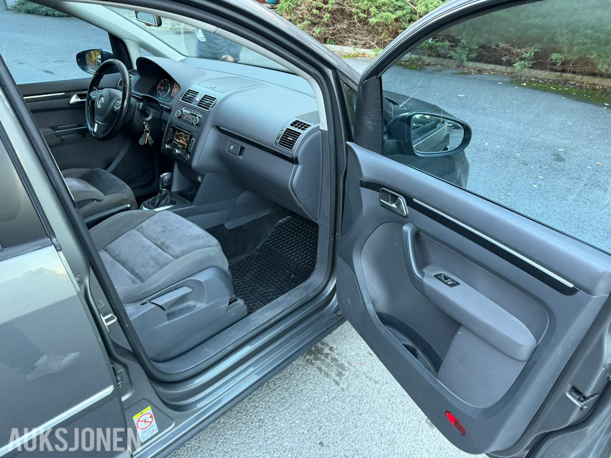 2011 Volkswagen Touran 170 HK AUT CRUISE HENGERFESTE VARMER NAVI 
