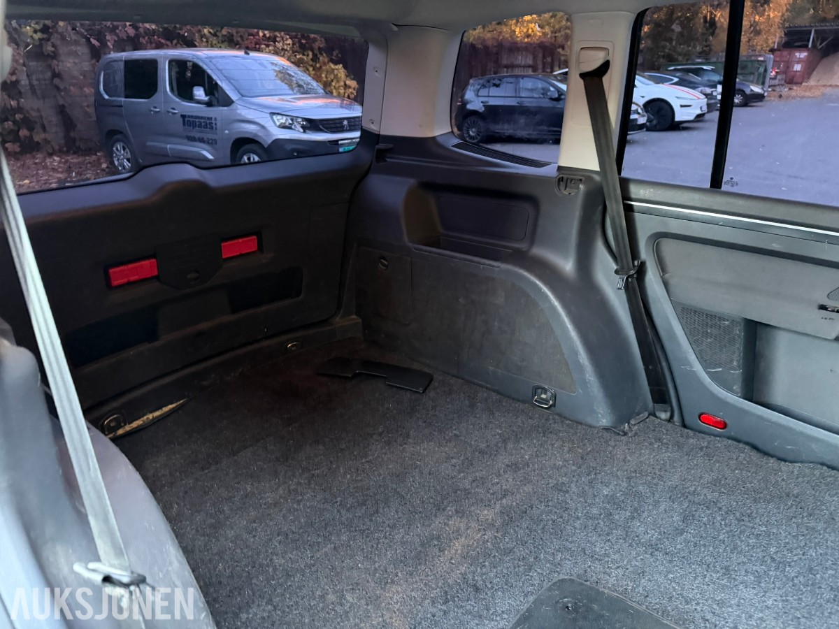 2011 Volkswagen Touran 170 HK AUT CRUISE HENGERFESTE VARMER NAVI 