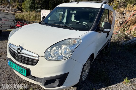 Opel Combo 2016 varebil med 1,6 liters dieselmotor og manuell girkasse.