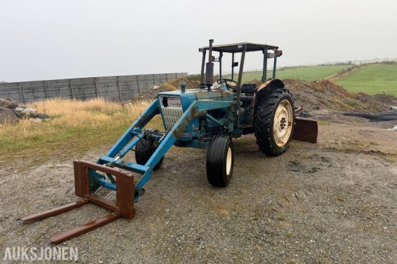 1971 Ford 4000 Traktor, frontlaster, pallegafler, skuffe og TKS TH 2250 bakskjær