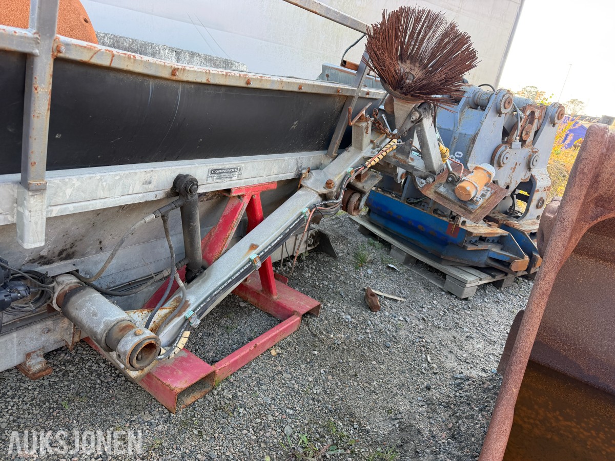 GRUSAPPARAT TIL LASTEBIL MED TRANSPORTBÅND OG BØRSTE