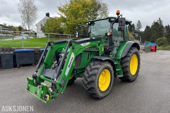 2020 John Deere 5100R Traktor med frontlaster, totrinns snøfres og snøskuffe