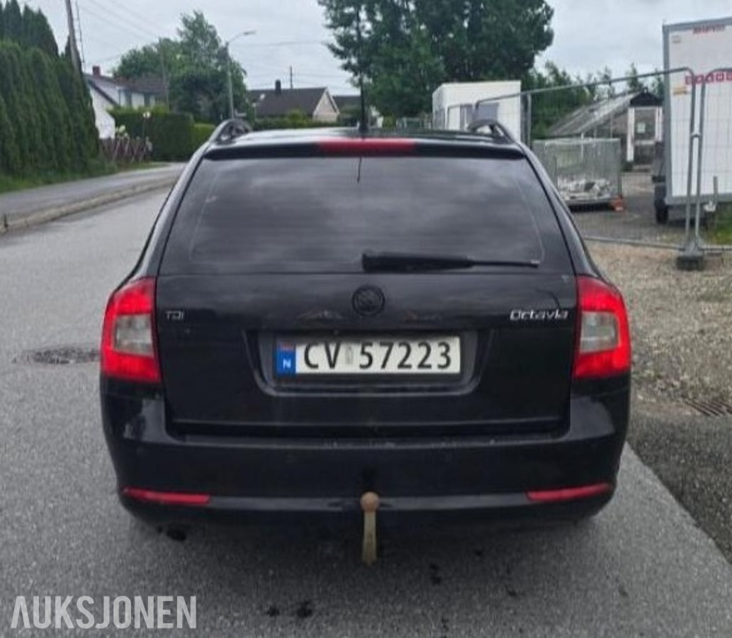 2010 SKODA OCTAVIA 1.6 TDI 105HK DSG ELEGANCE EU-OK 03.28 HENGERFESTE