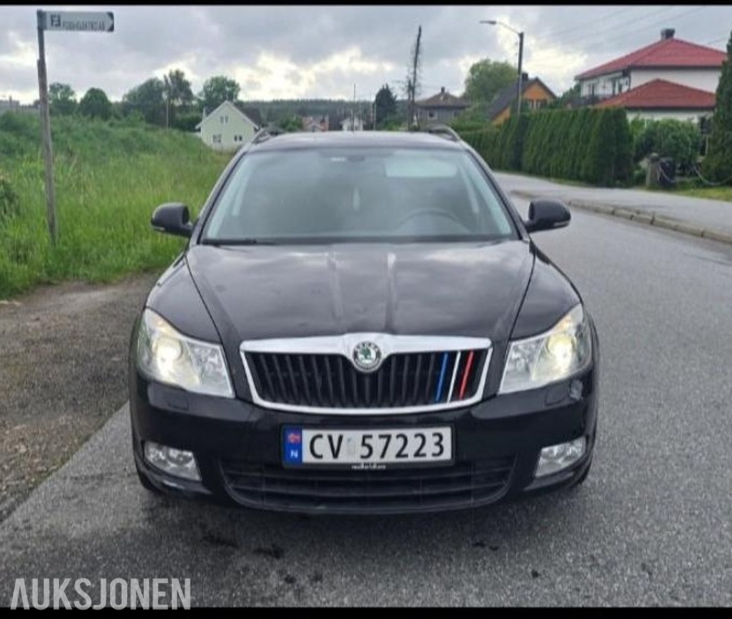 2010 SKODA OCTAVIA 1.6 TDI 105HK DSG ELEGANCE EU-OK 03.28 HENGERFESTE