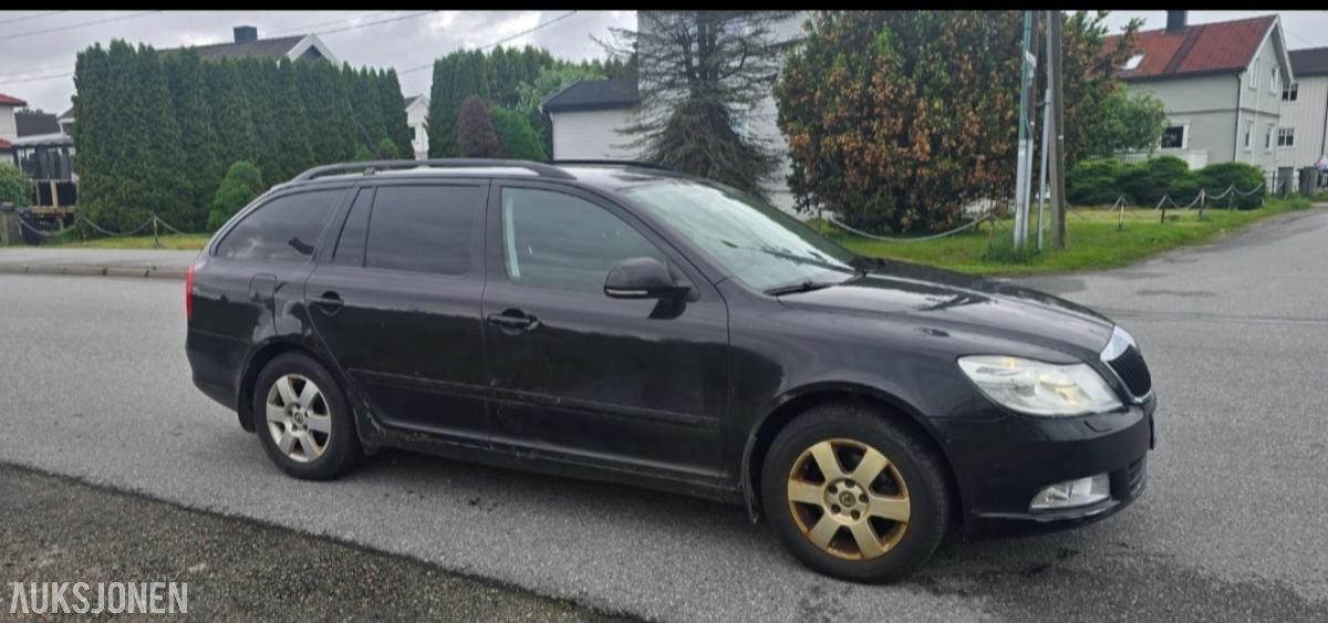 2010 SKODA OCTAVIA 1.6 TDI 105HK DSG ELEGANCE EU-OK 03.28 HENGERFESTE