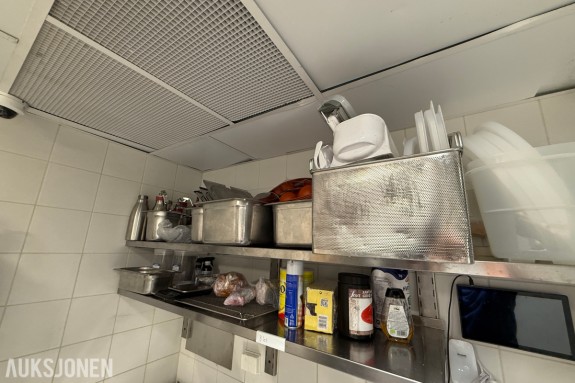 2 stk. veggmonterte hyller i rustfritt stål – Storkjøkken / restaurant