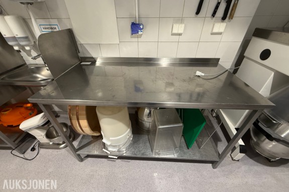 Rustfri arbeidsbenk med underhylle og oppkant – 146 x 65 cm – Storkjøkken / restaurant