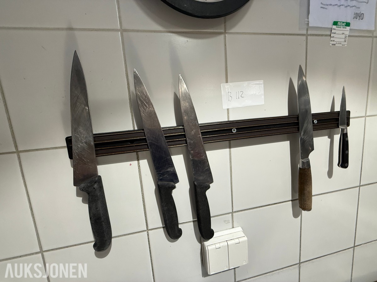 5 stk. kjøkkenkniver med magnetisk knivlist – B112