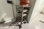 Rustfri tralle med brettskinner og hjul – storkjøkken 
