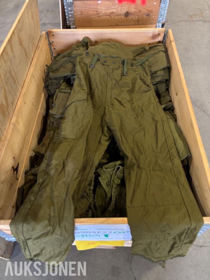 Parti med diverse feltutstyr og bekledning fra Forsvaret