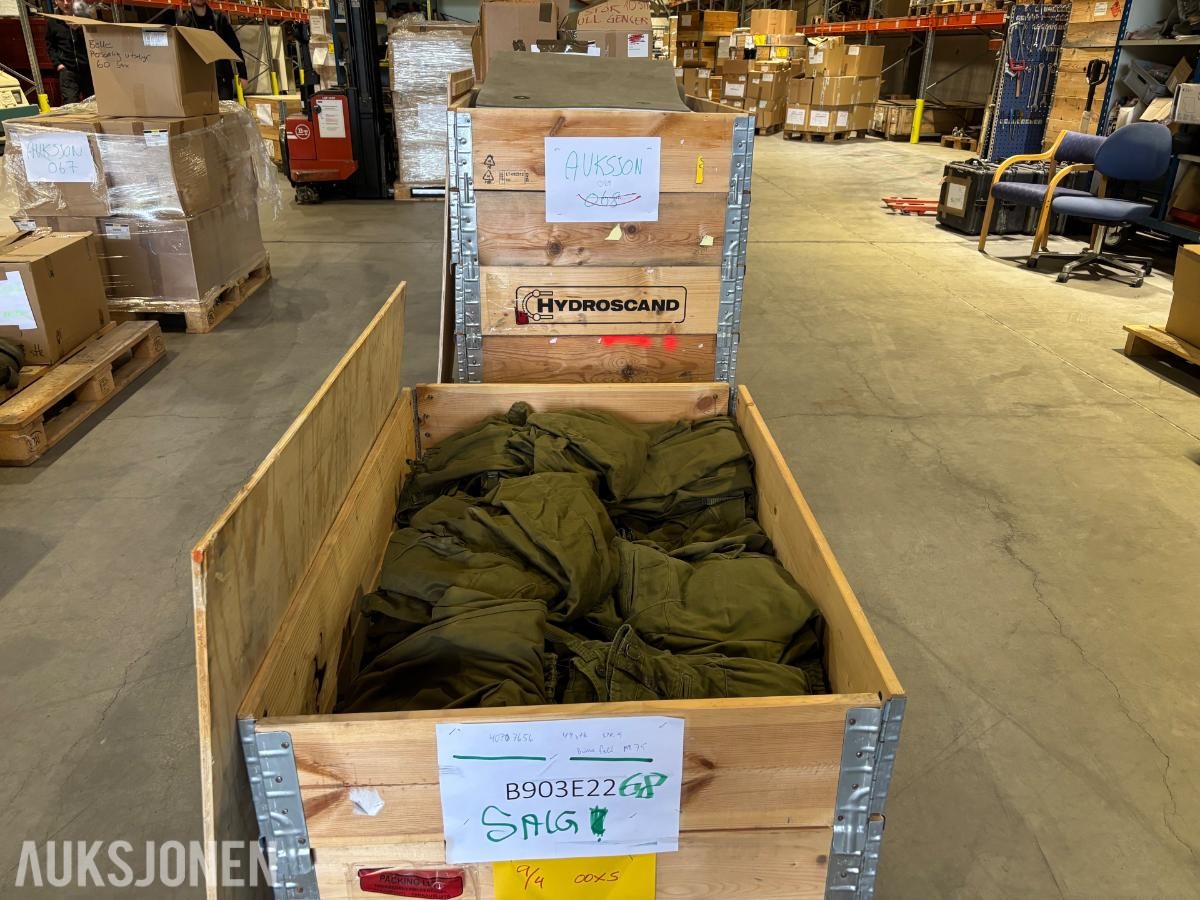 Parti med diverse feltutstyr og bekledning fra Forsvaret