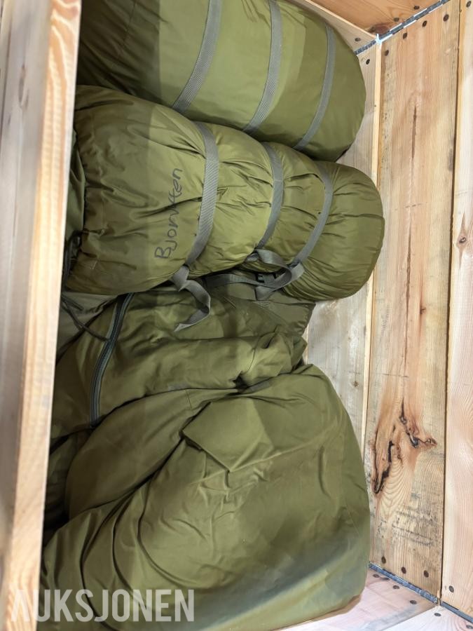 Parti med diverse feltutstyr og bekledning fra Forsvaret