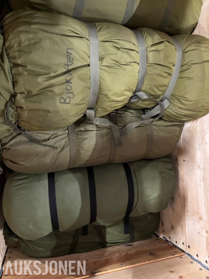 Parti med diverse feltutstyr og bekledning fra Forsvaret