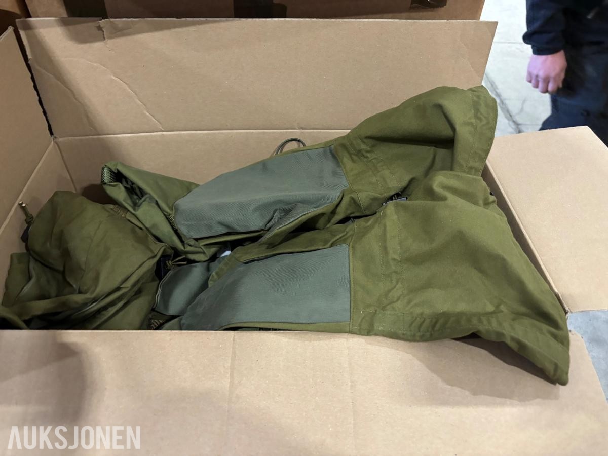 Parti med diverse feltutstyr og bekledning fra Forsvaret