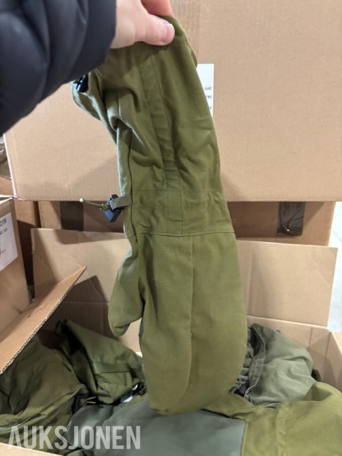Parti med diverse feltutstyr og bekledning fra Forsvaret