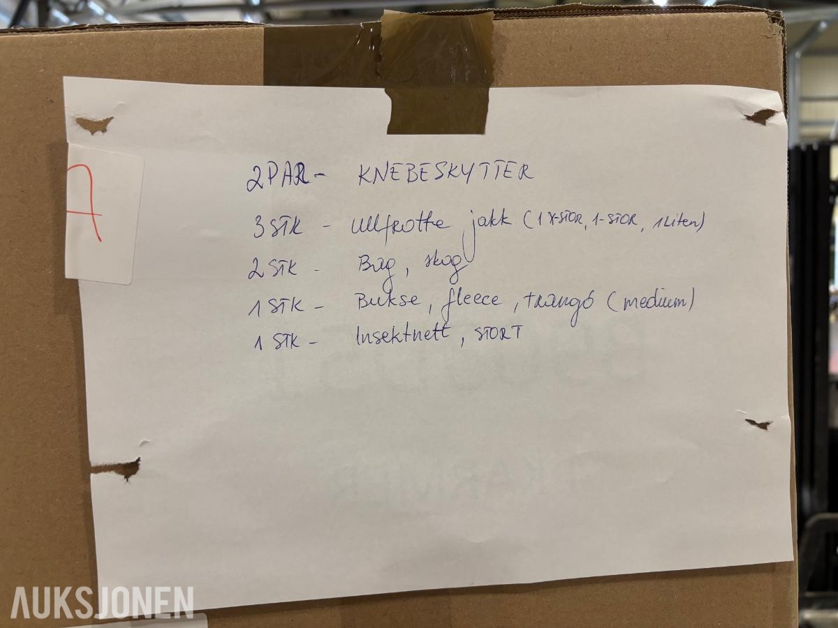 Parti med diverse feltutstyr og bekledning fra Forsvaret