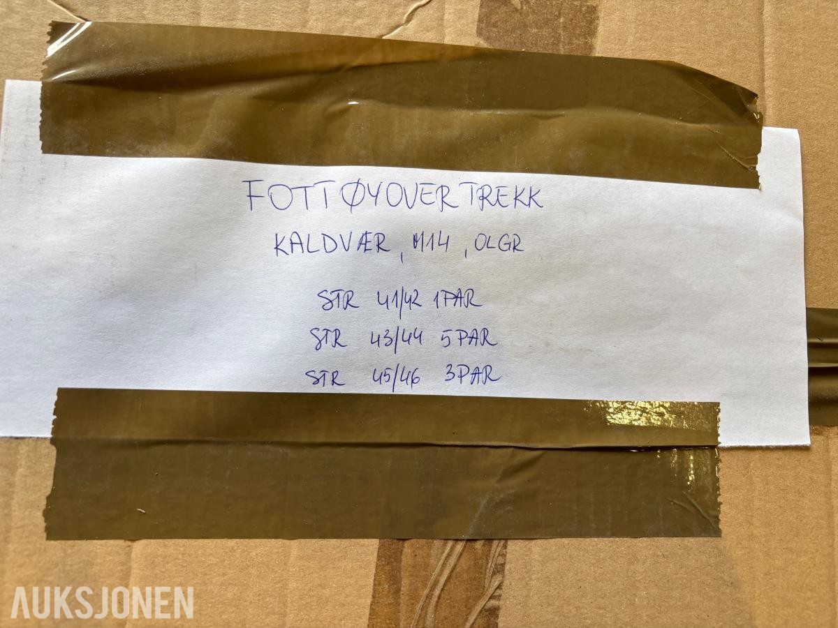 Parti med diverse feltutstyr og bekledning fra Forsvaret