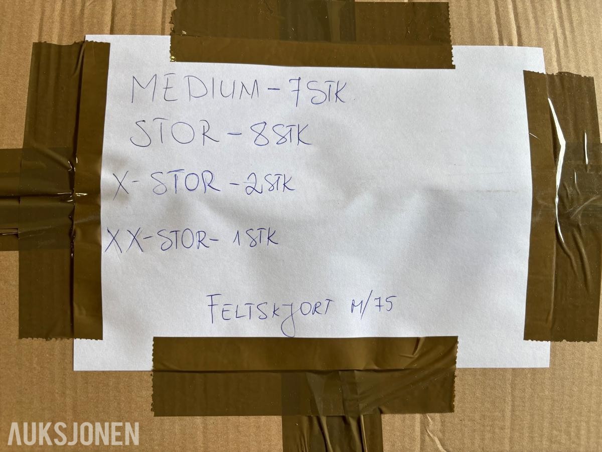Parti med diverse feltutstyr og bekledning fra Forsvaret