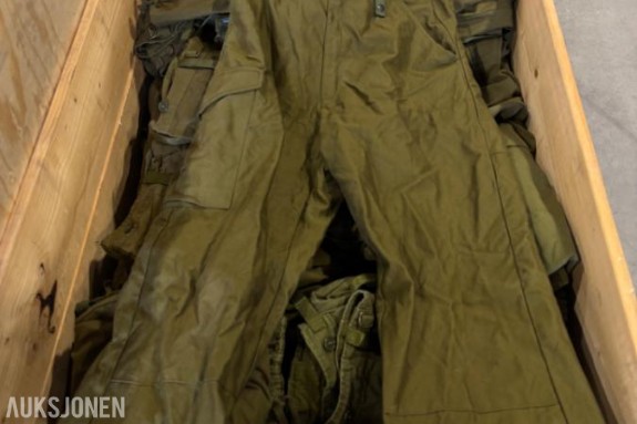 Parti med diverse feltutstyr og bekledning fra Forsvaret