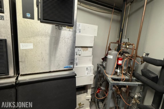 Selges en profesjonell isbitmaskin fra anerkjente Hoshizaki, modell IM-300AKE-SB. Hoshizaki er kjen 