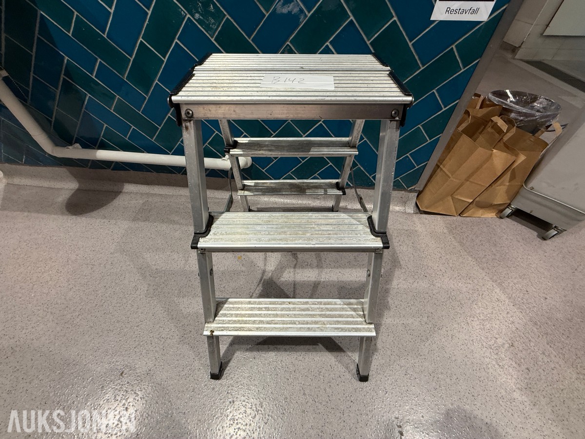 Sammenleggbar arbeidsplattform / trappestige i aluminium – 2 trinn