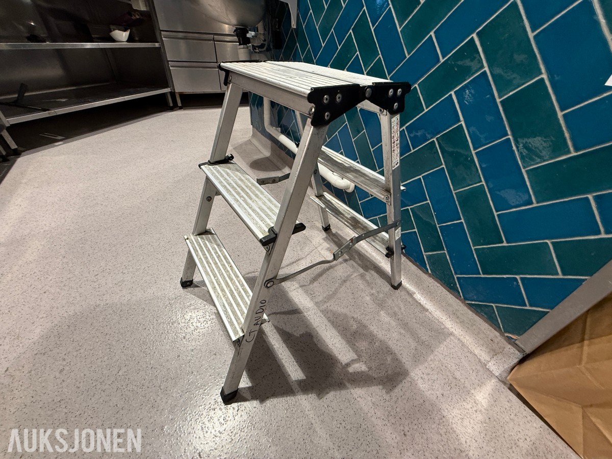 Sammenleggbar arbeidsplattform / trappestige i aluminium – 2 trinn