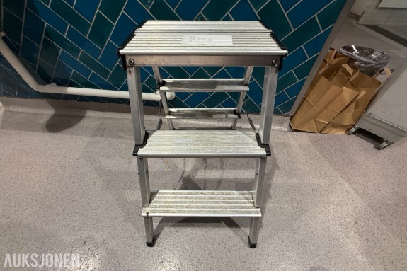 Sammenleggbar arbeidsplattform / trappestige i aluminium – 2 trinn 