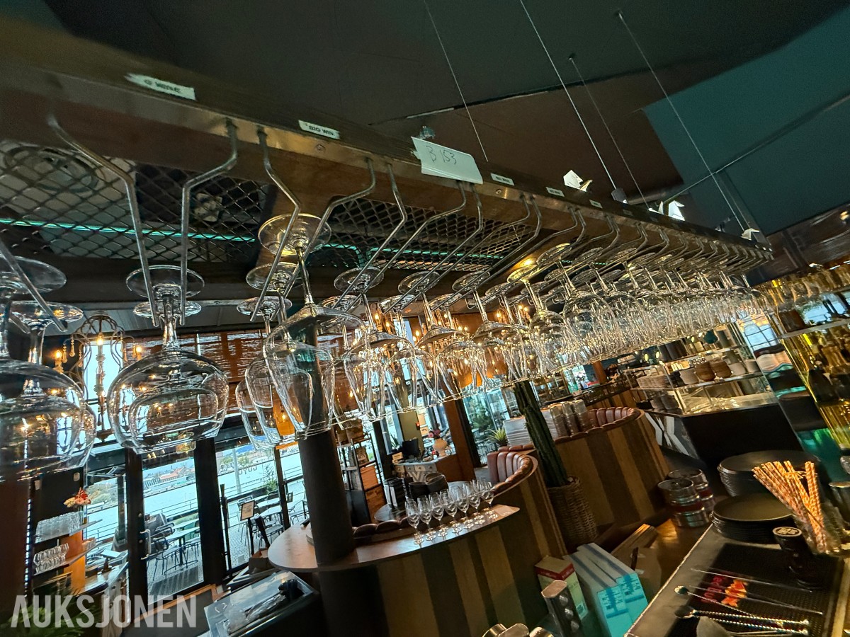 Større parti med vinglass, champagneglass og cocktailglass – diverse modeller