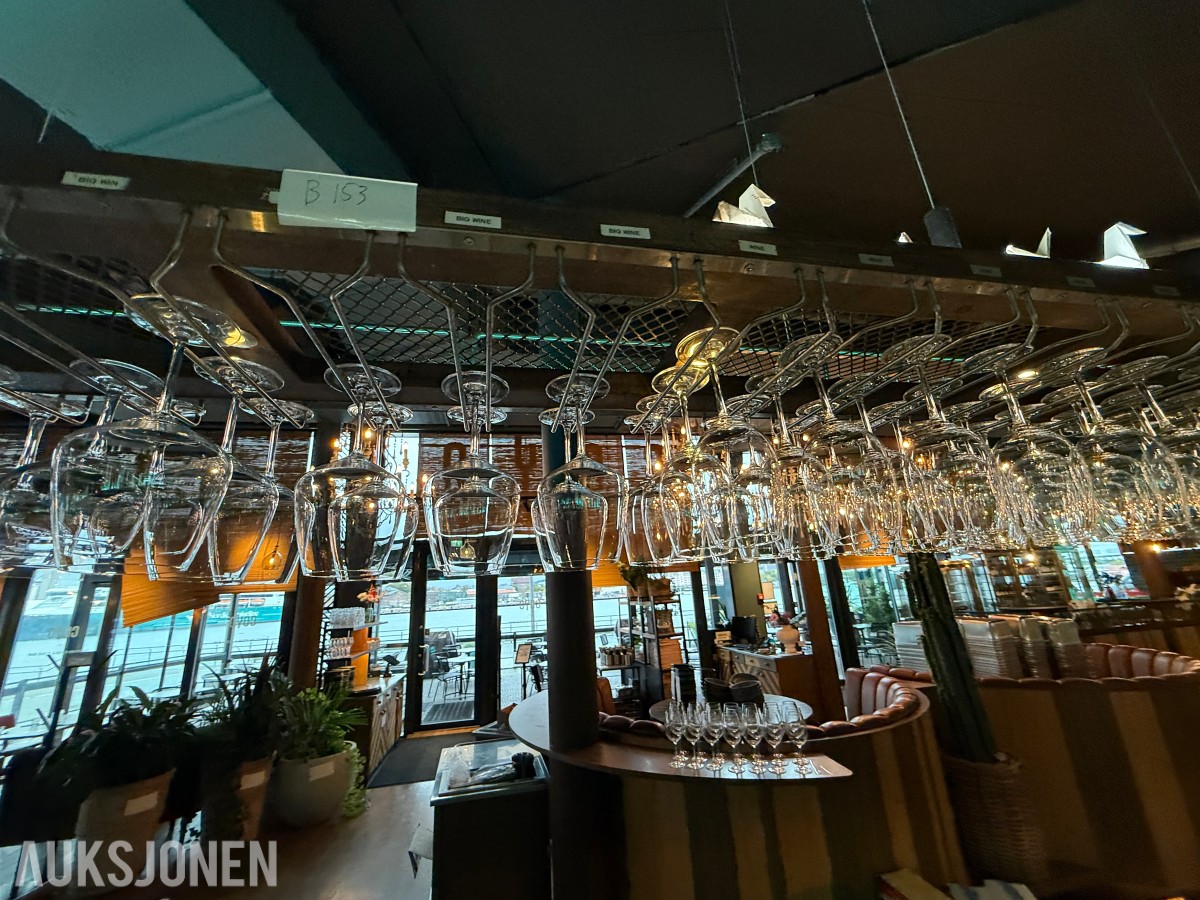 Større parti med vinglass, champagneglass og cocktailglass – diverse modeller