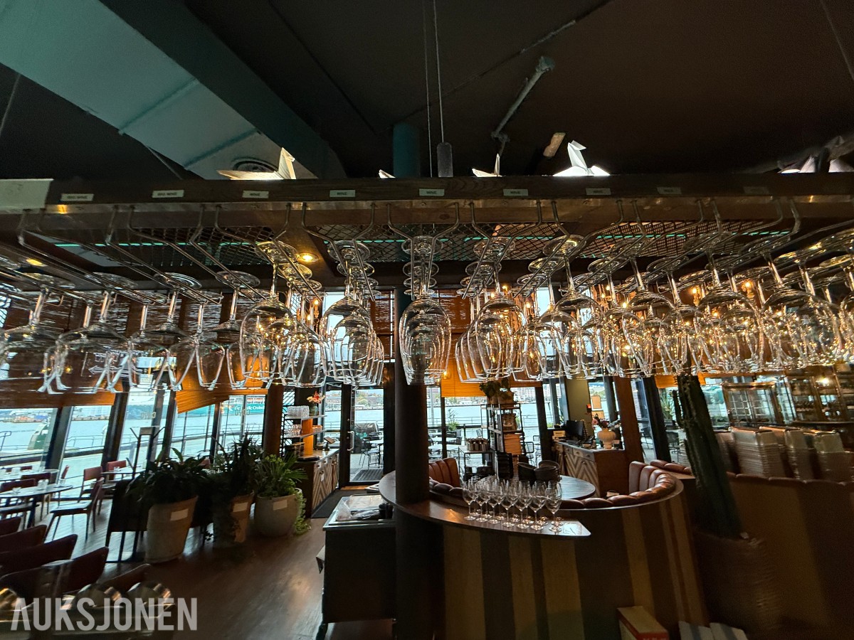 Større parti med vinglass, champagneglass og cocktailglass – diverse modeller