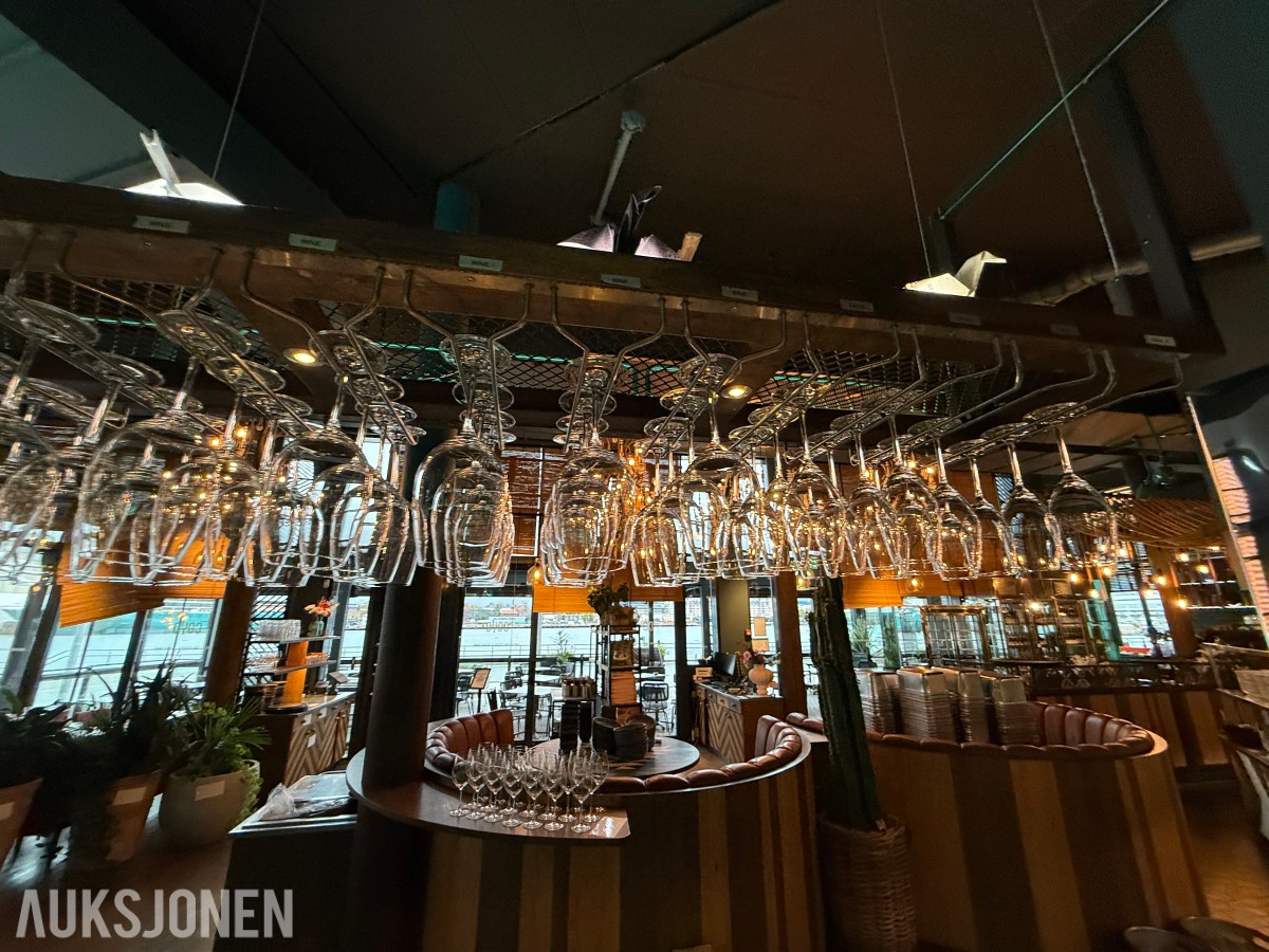 Større parti med vinglass, champagneglass og cocktailglass – diverse modeller
