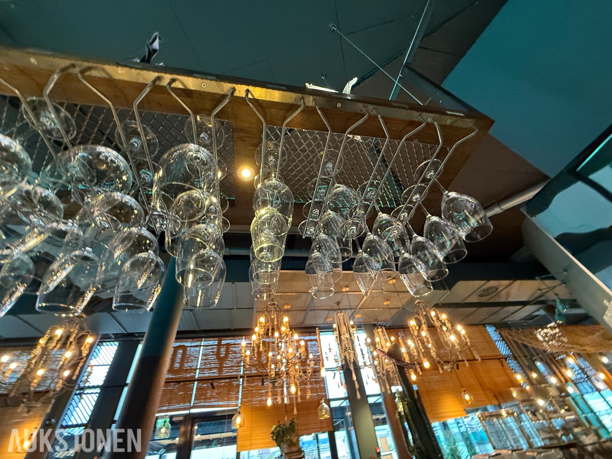Større parti med vinglass, champagneglass og cocktailglass – diverse modeller