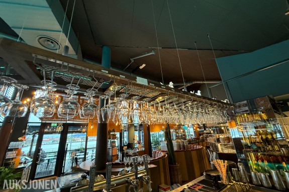 Større parti med vinglass, champagneglass og cocktailglass – diverse modeller