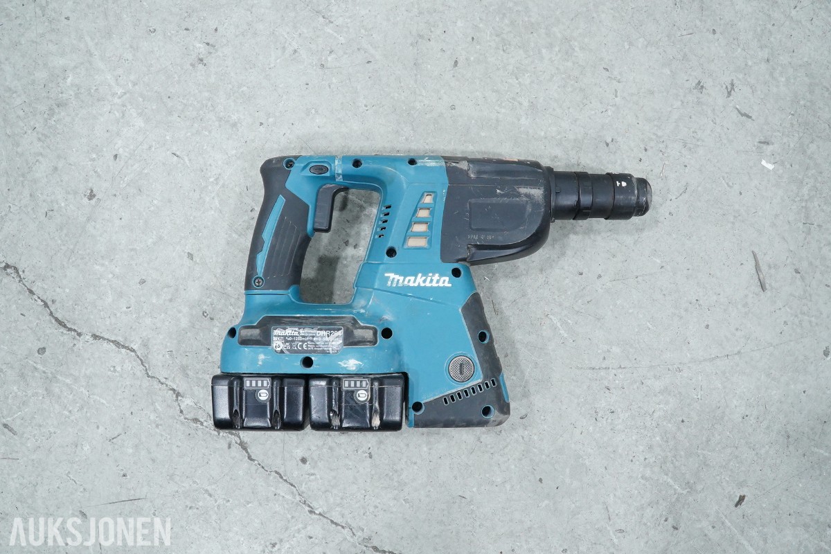 Parti Makita elektroverktøy med støvsuger, lader og håndverktøy