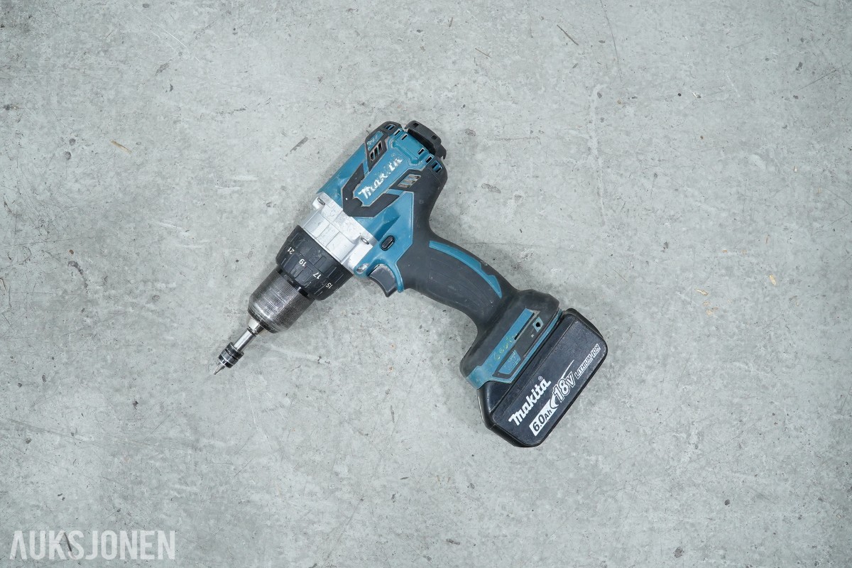 Parti Makita elektroverktøy med støvsuger, lader og håndverktøy
