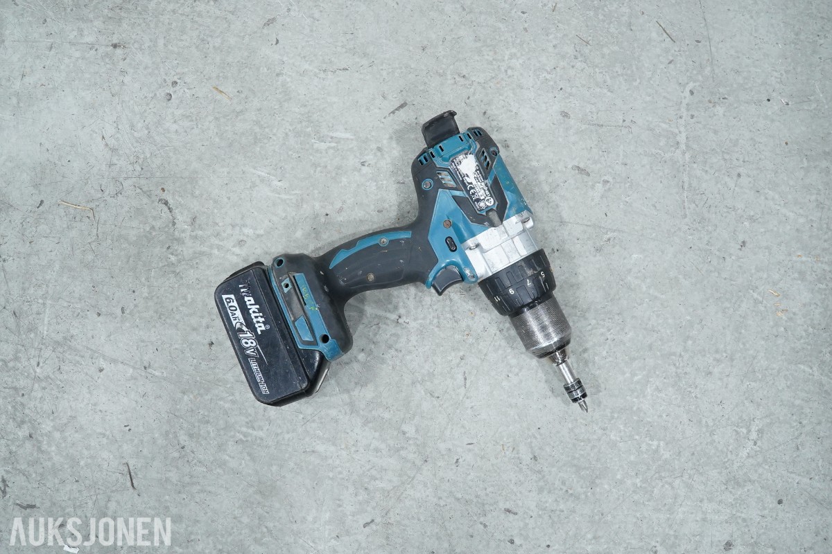Parti Makita elektroverktøy med støvsuger, lader og håndverktøy