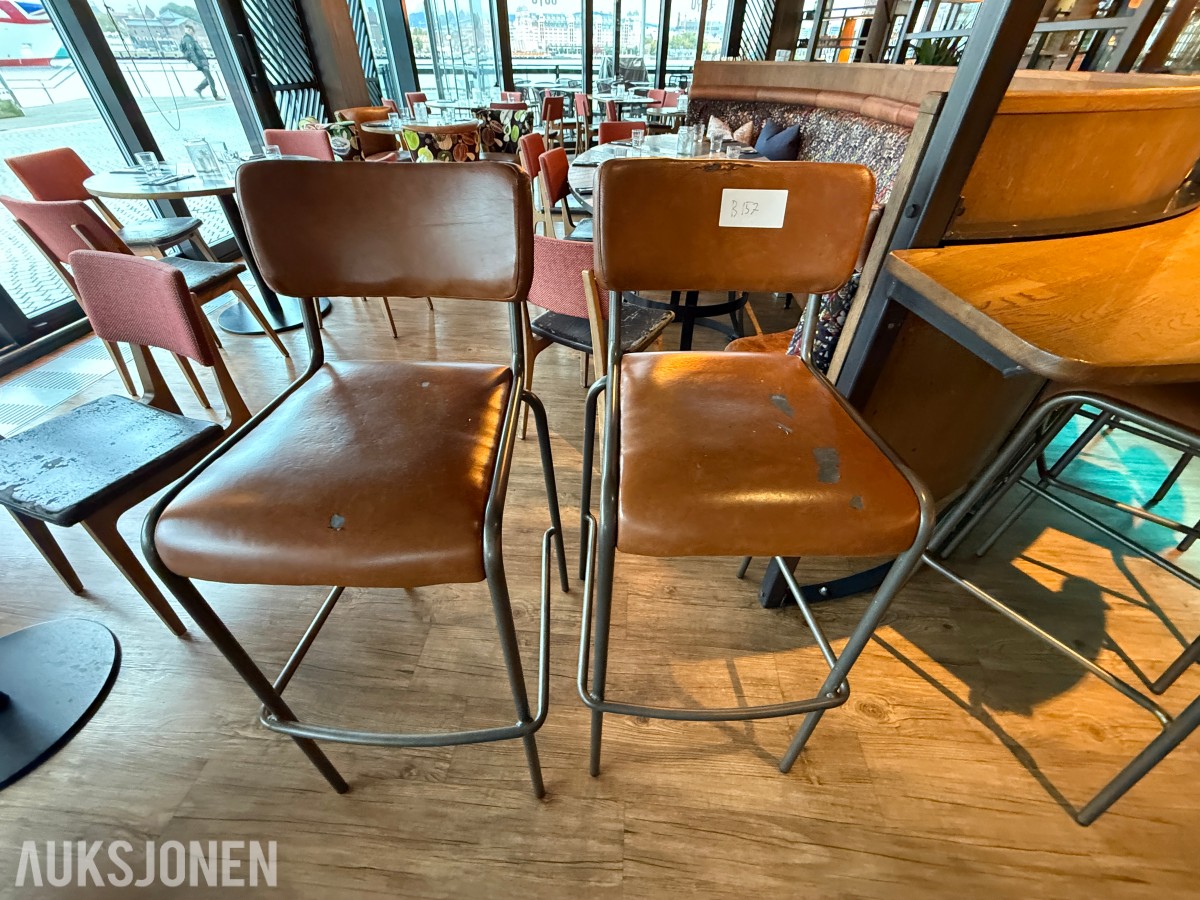 2 stk. barstoler med brunt skinnsete og metallunderstell