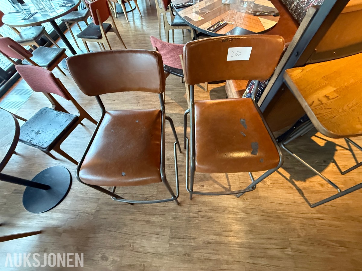 2 stk. barstoler med brunt skinnsete og metallunderstell