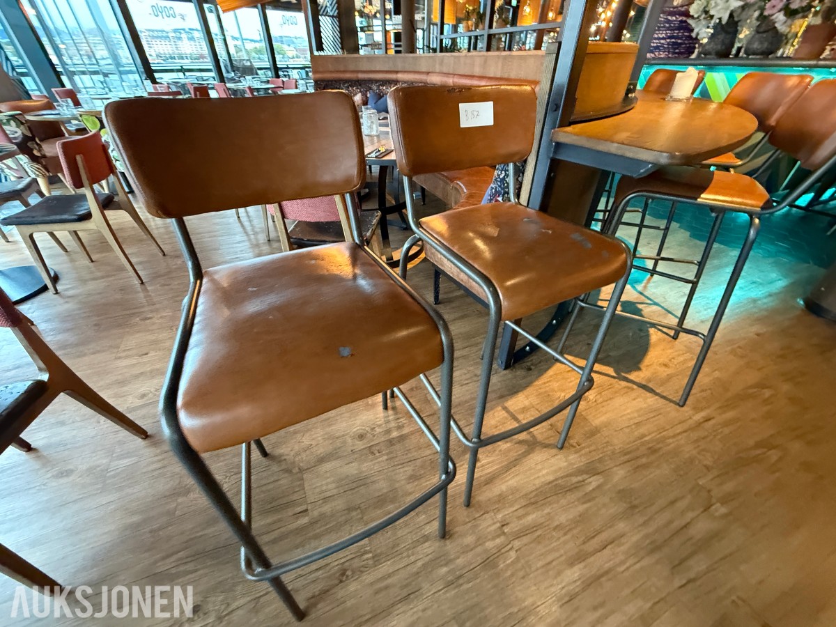 2 stk. barstoler med brunt skinnsete og metallunderstell