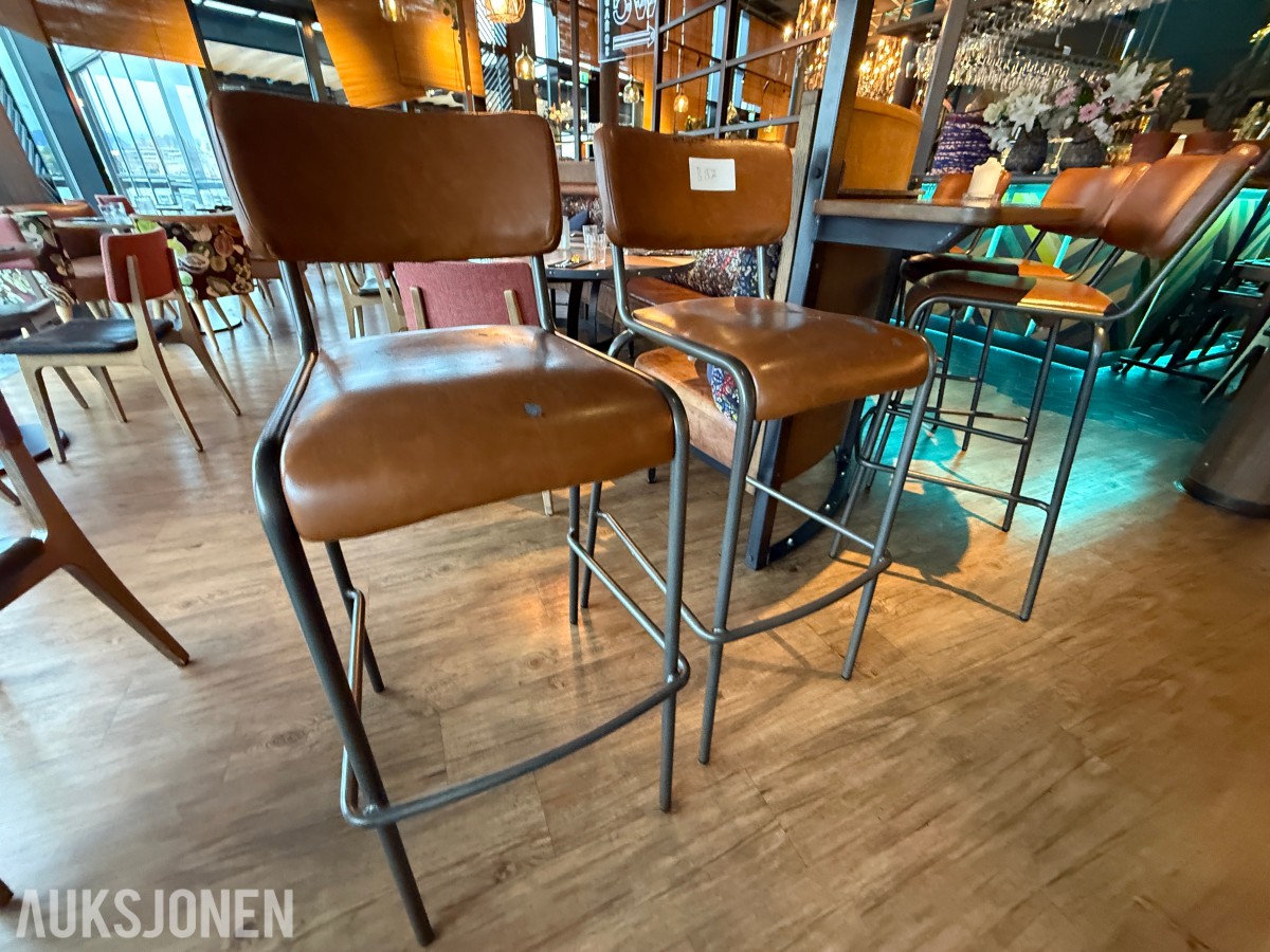 2 stk. barstoler med brunt skinnsete og metallunderstell