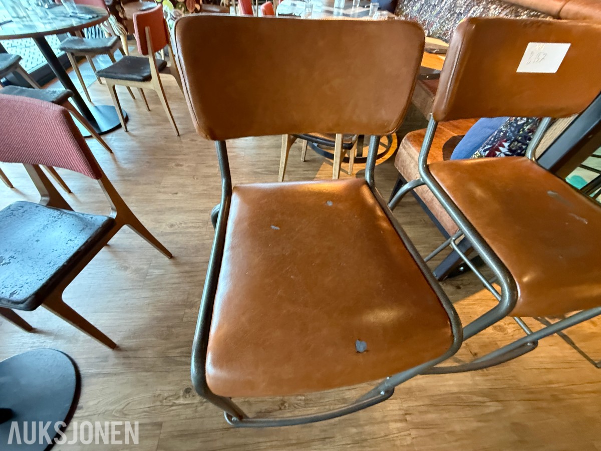 2 stk. barstoler med brunt skinnsete og metallunderstell