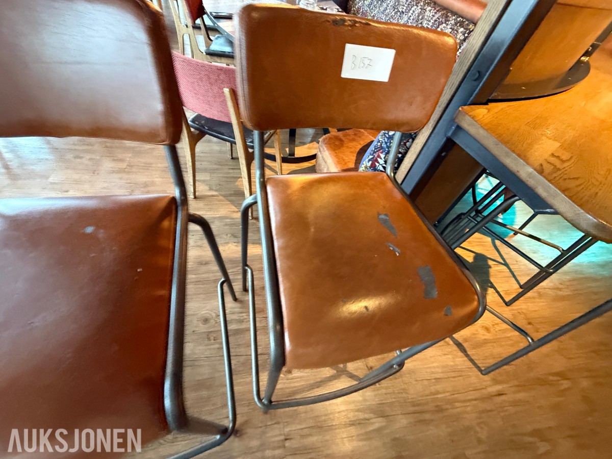 2 stk. barstoler med brunt skinnsete og metallunderstell