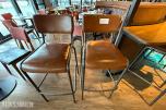 2 stk. barstoler med brunt skinnsete og metallunderstell 