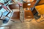 2 stk. barstoler med brunt skinnsete og metallunderstell 