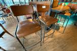 2 stk. barstoler med brunt skinnsete og metallunderstell 