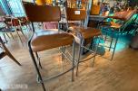 2 stk. barstoler med brunt skinnsete og metallunderstell 