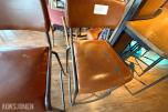 2 stk. barstoler med brunt skinnsete og metallunderstell 