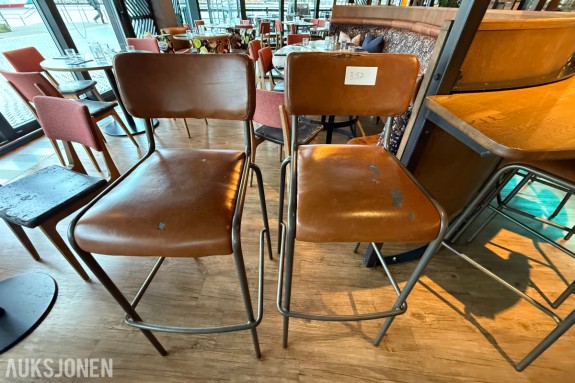 2 stk. barstoler med brunt skinnsete og metallunderstell