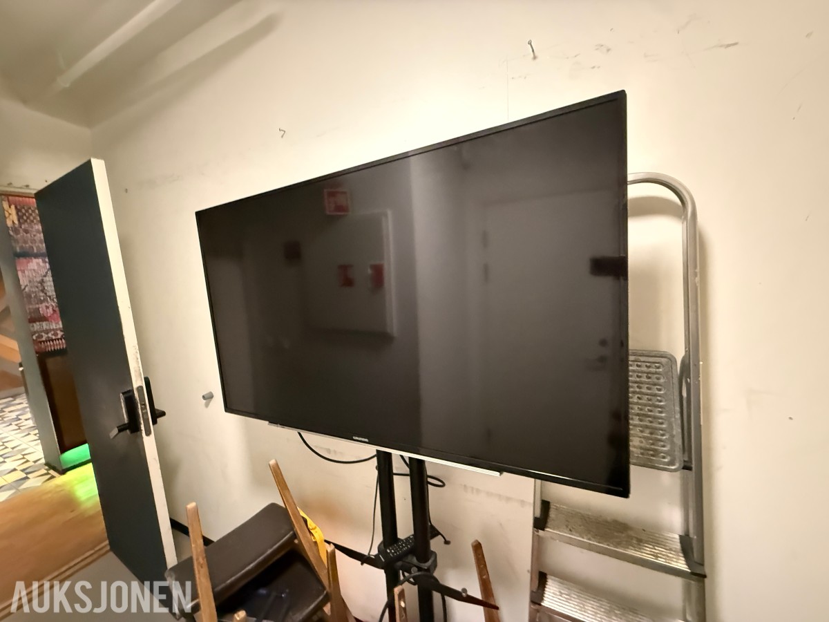 Grundig flatskjerm-TV med gulvstativ