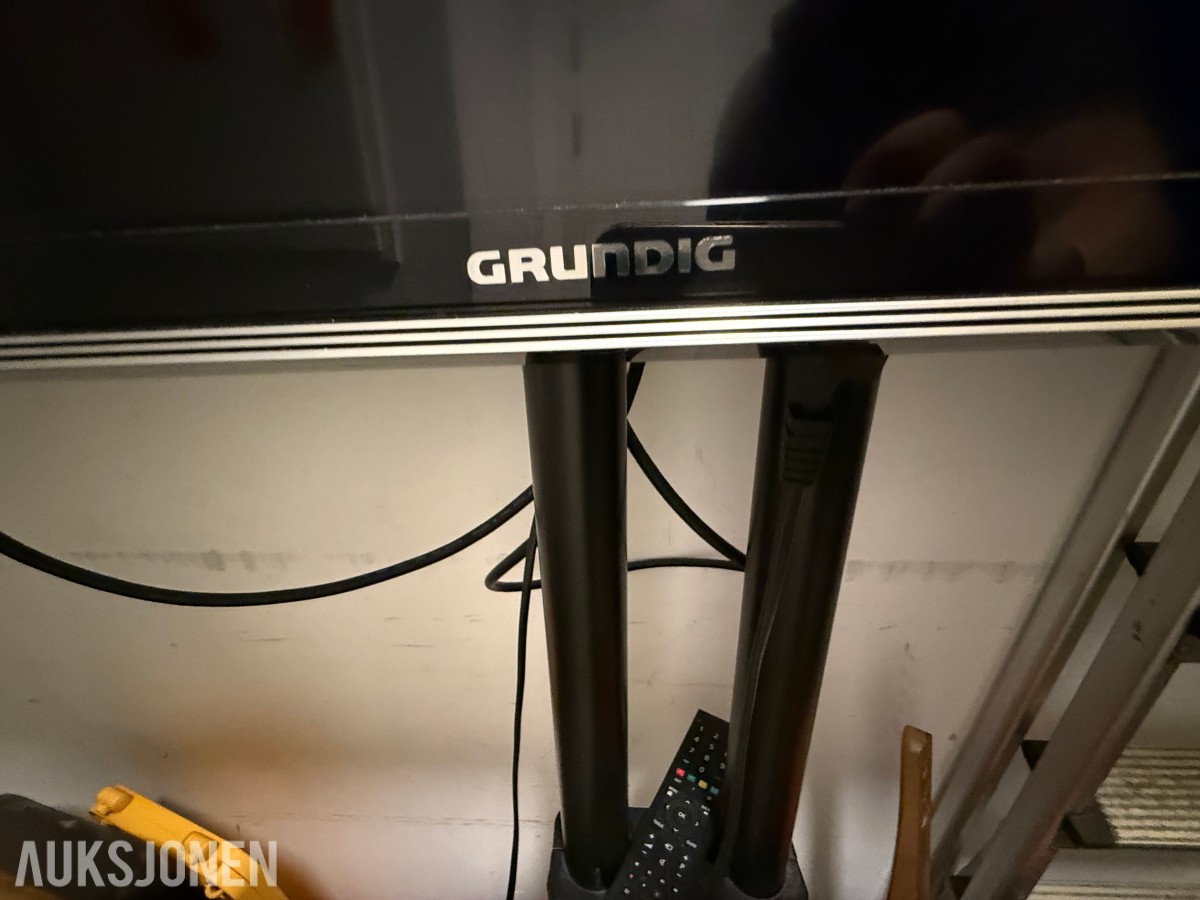 Grundig flatskjerm-TV med gulvstativ